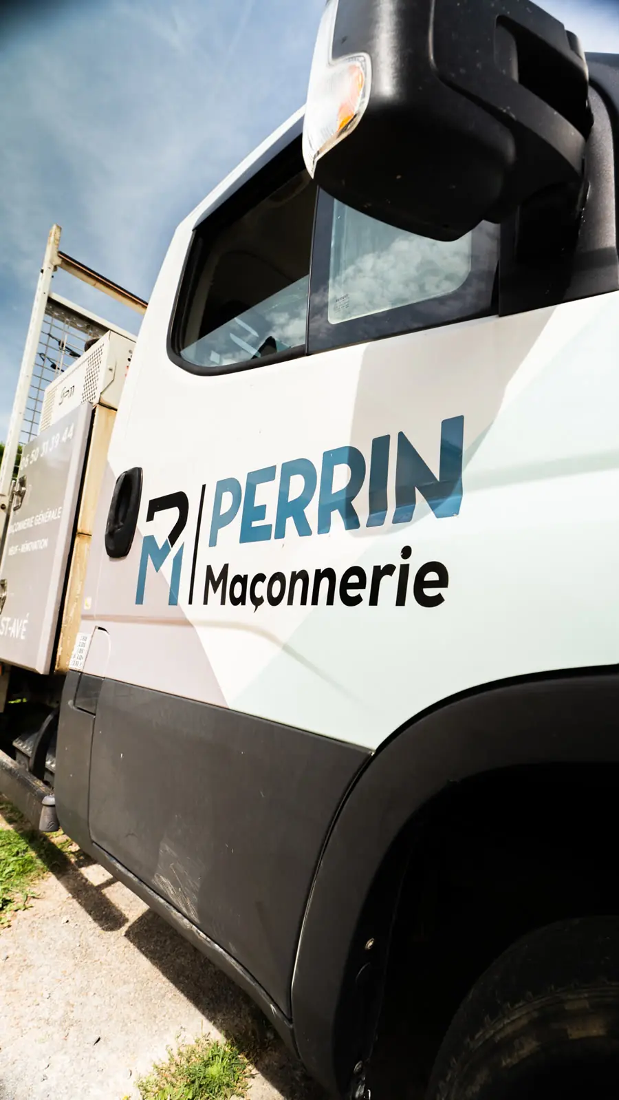 Le camion Perrin Maçonnerie, maçon à Saint-Avé et Vannes