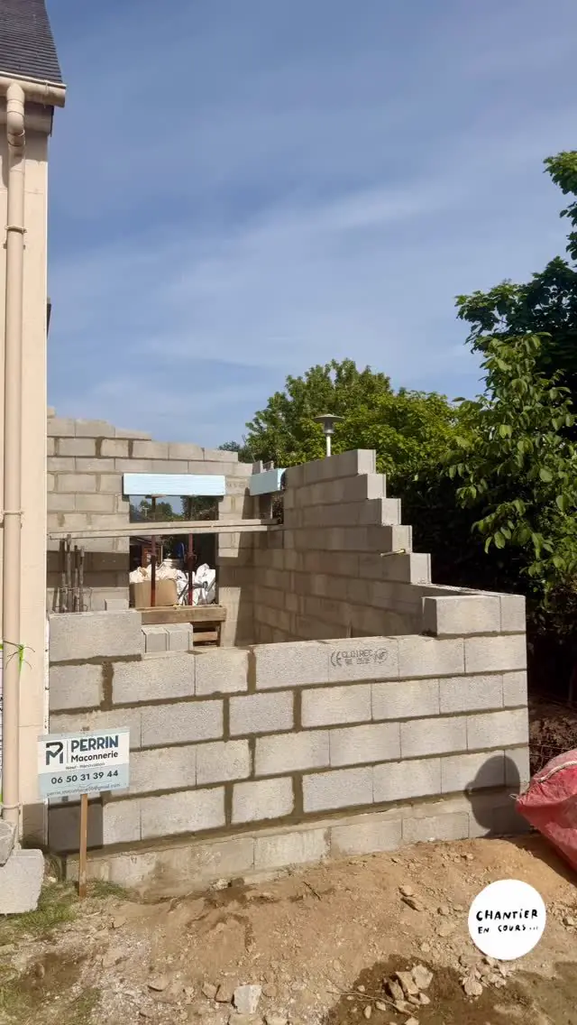 Élévation d'un mur en parpaing monté d'aplomb rang par rang