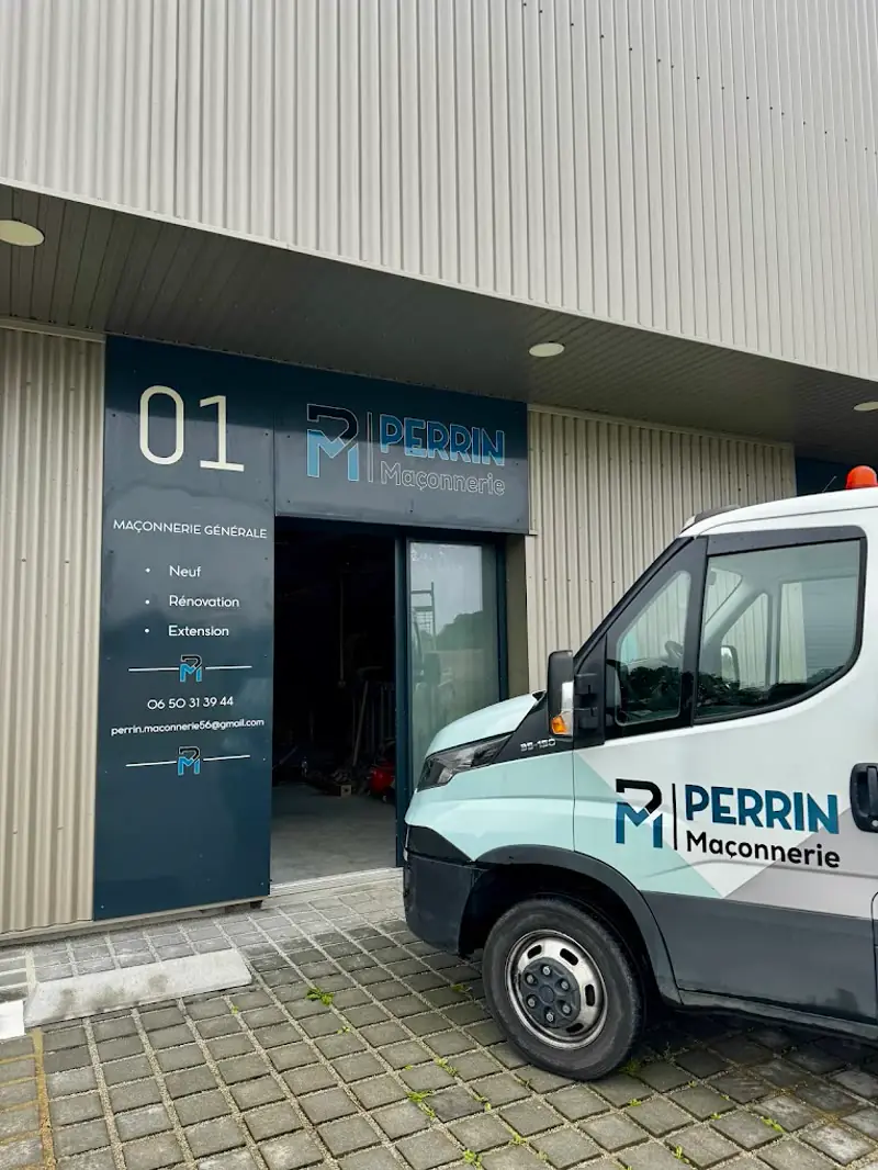 Le camion Perrin Maçonnerie devant l'atelier à Saint-Avé