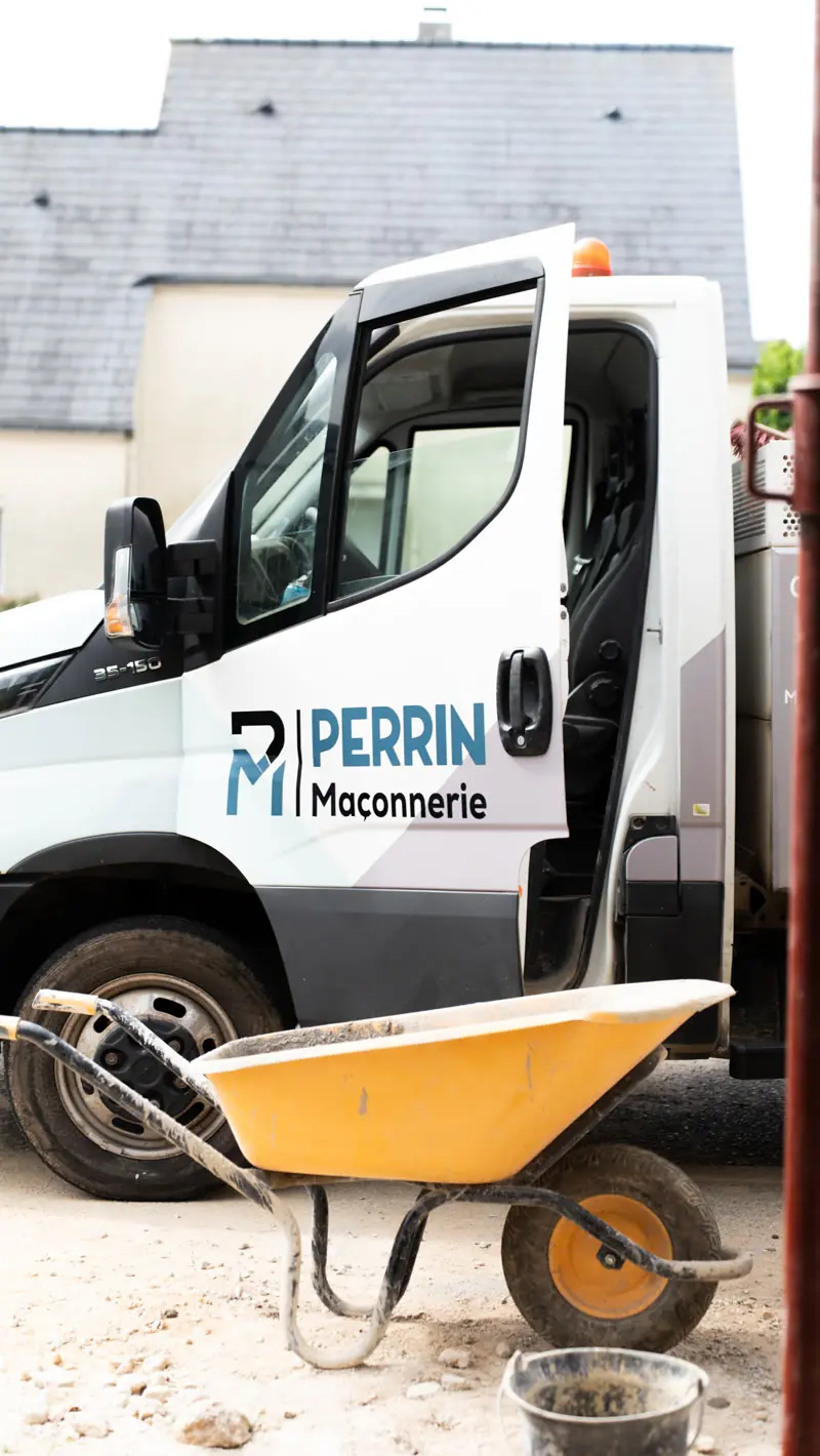 Camion Perrin Maçonnerie et brouette, prêt pour le chantier