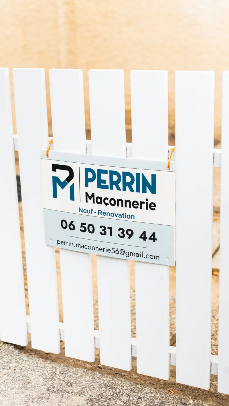 Panneau Perrin Maçonnerie sur un portail, neuf et rénovation à Saint-Avé