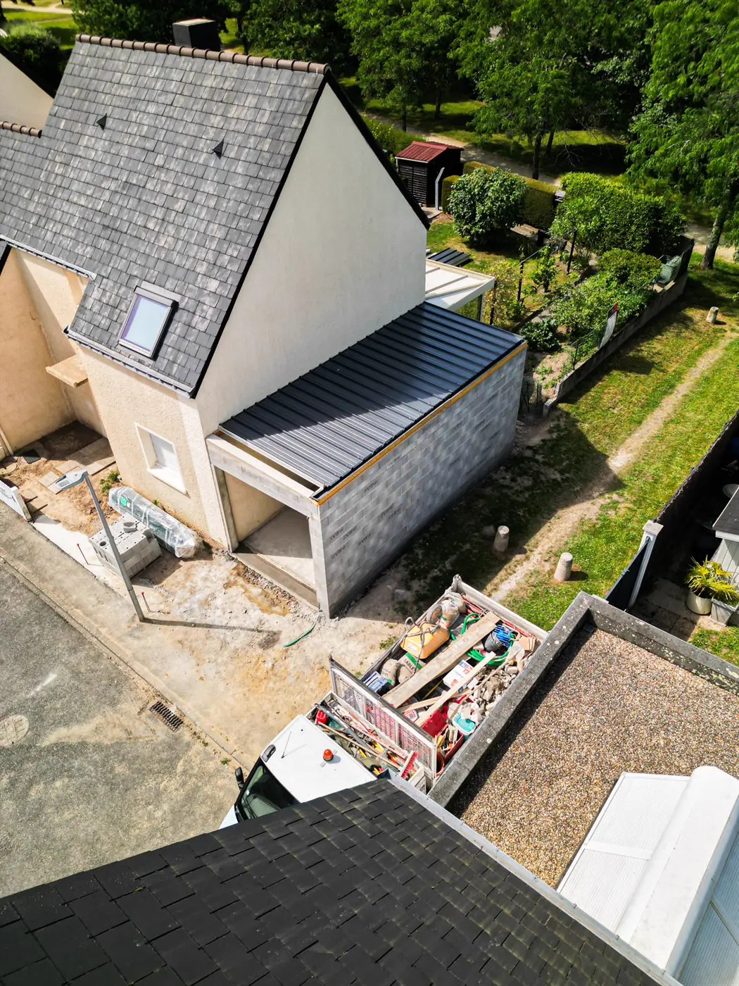 Extension de maison avec toit bac acier à Vannes, Perrin Maçonnerie