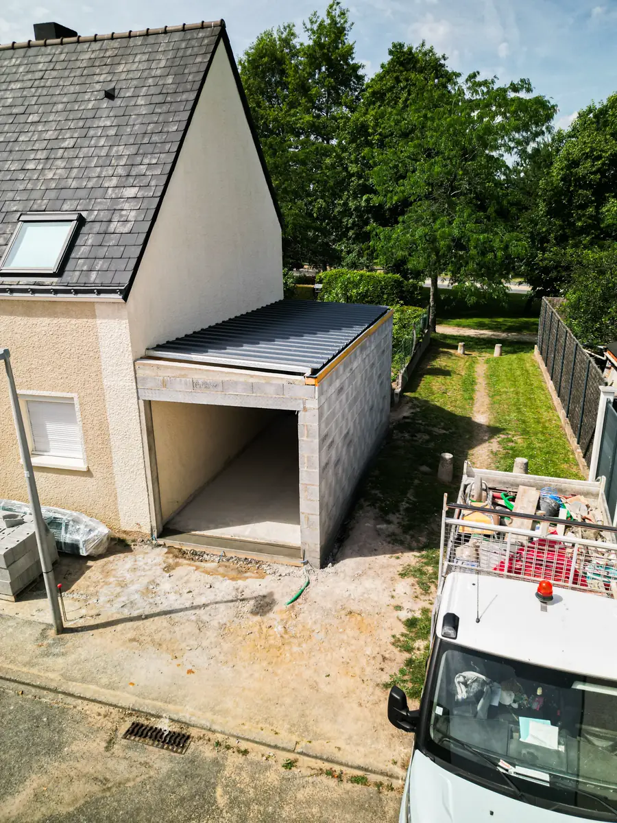 Extension de garage en parpaing vue par drone, couverture posée, camion Perrin Maçonnerie
