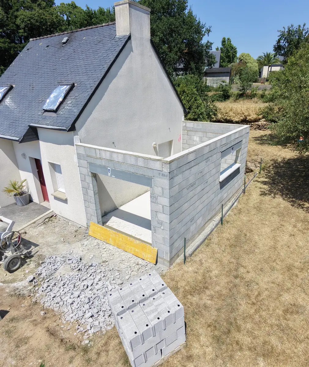 Extension en parpaing avec une grande ouverture réservée, gros œuvre en cours