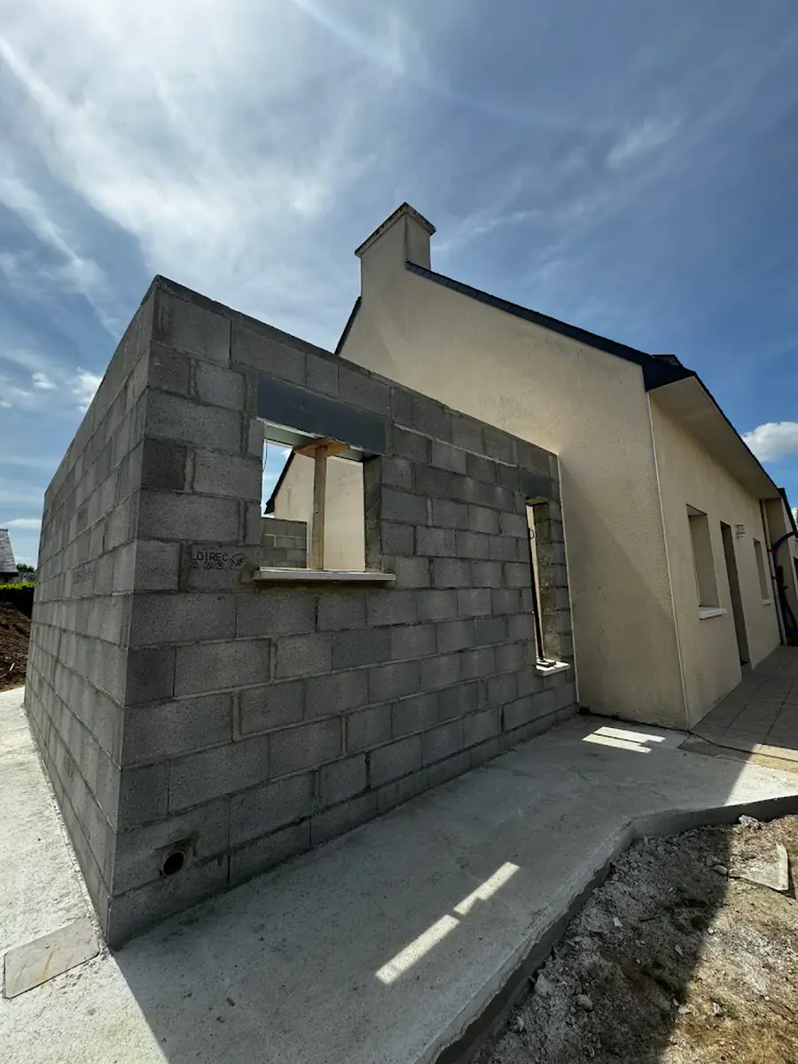Mur d'extension en parpaing avec réservation de fenêtre, chantier Perrin Maçonnerie