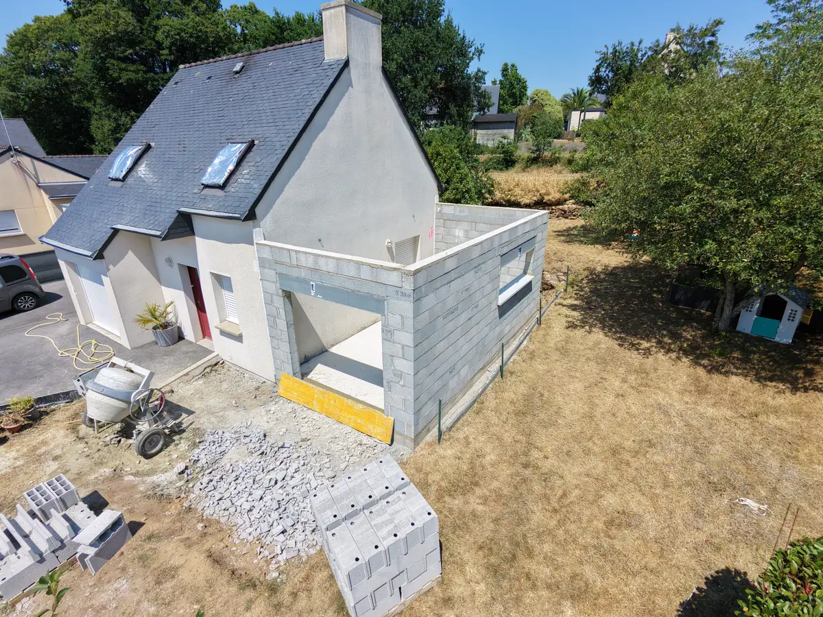 Vue aérienne d'un chantier d'extension de maison réalisé par Perrin Maçonnerie dans le Morbihan