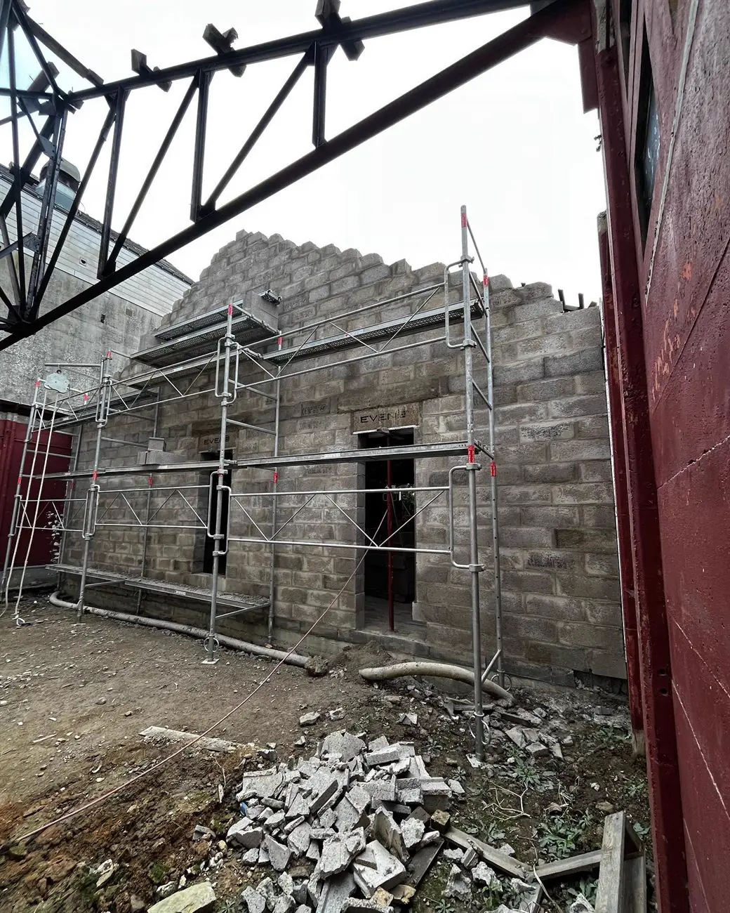 Élévation d'un mur en pierre sous échafaudage, gros œuvre Perrin Maçonnerie