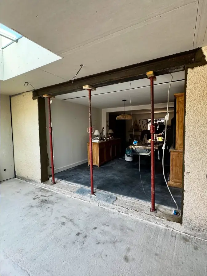 Grande ouverture créée dans un mur porteur entre un garage et un séjour, linteau posé et soutenu par trois étais, Perrin Maçonnerie