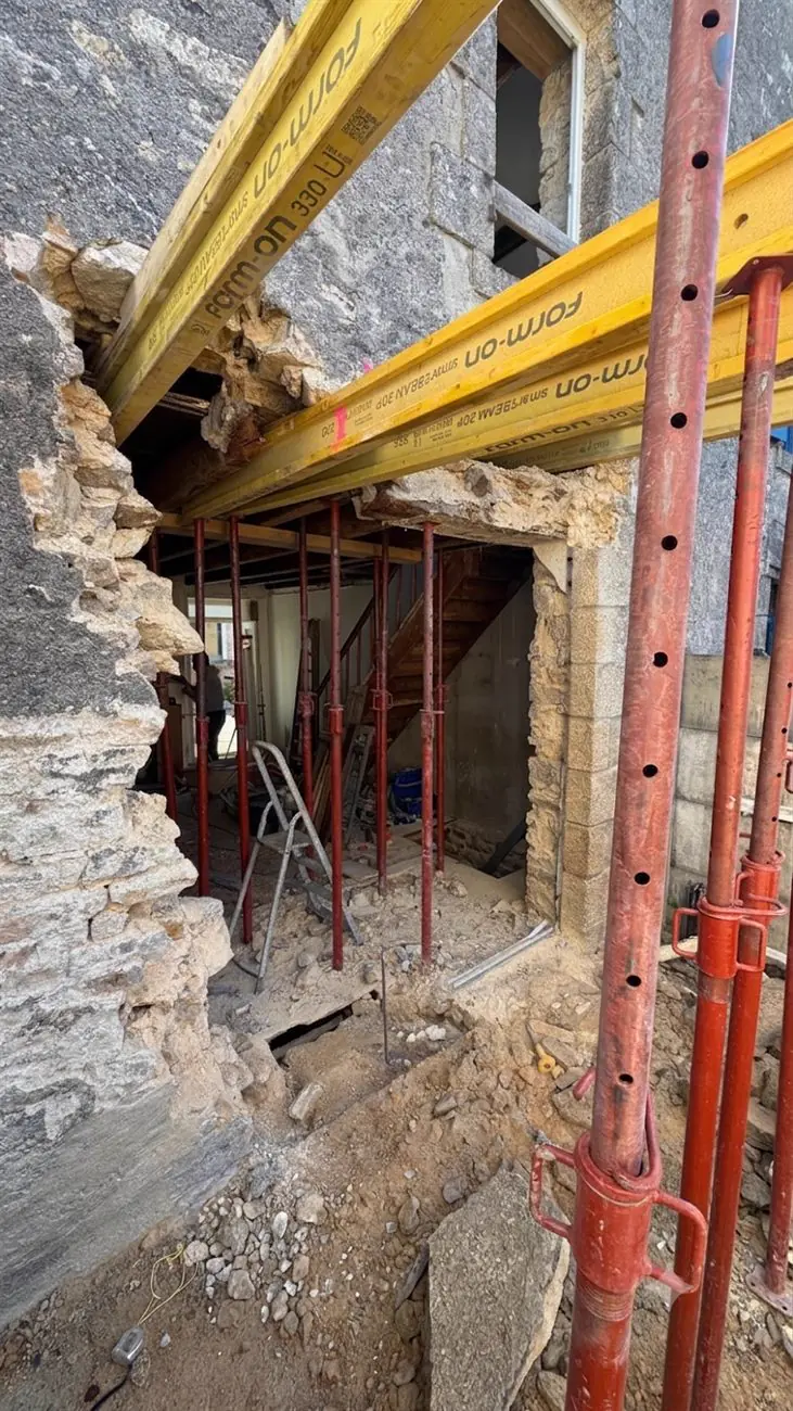 Ouverture dans un mur porteur en pierre avec étais et linteau, Morbihan