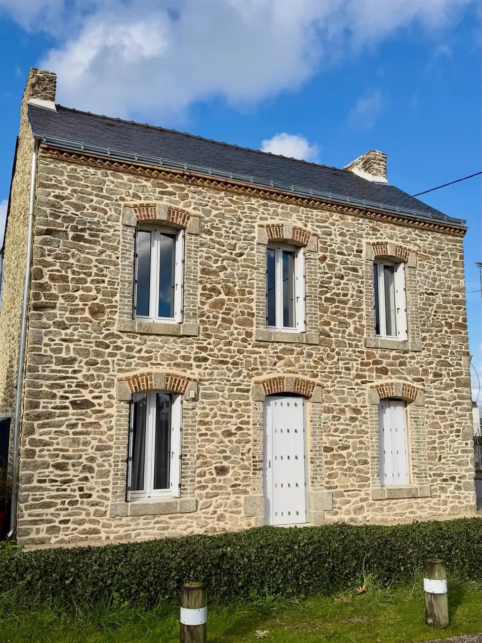 Longère en pierre aux joints refaits à la chaux, rénovation dans le Morbihan