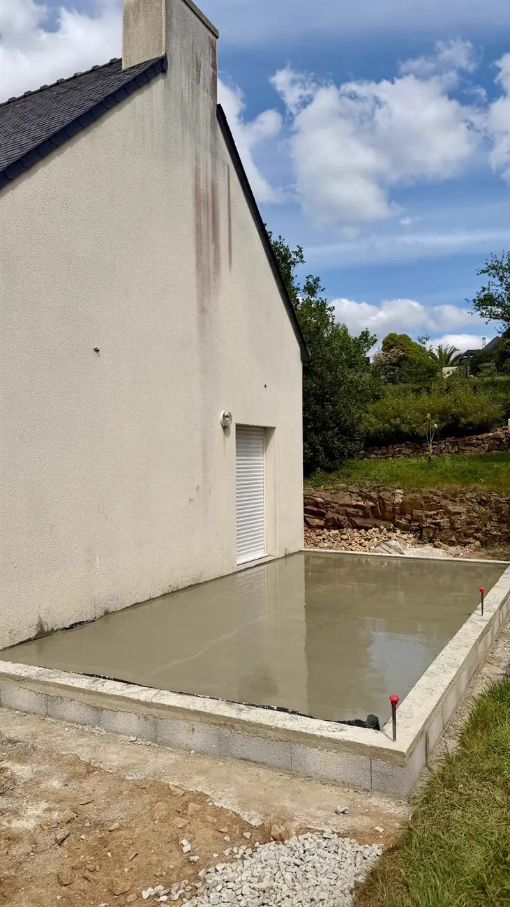 Dalle béton coulée pour une extension, maçon à Saint-Avé