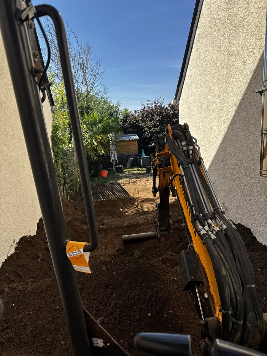 Creusement d'une tranchée à la mini-pelle, vue depuis la cabine de l'engin