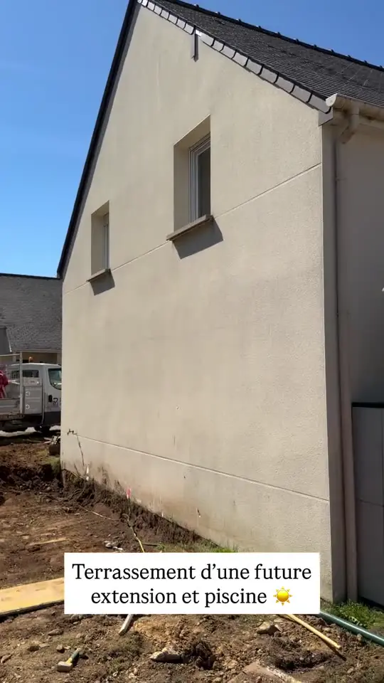 Terrassement d'une future extension par Perrin Maçonnerie