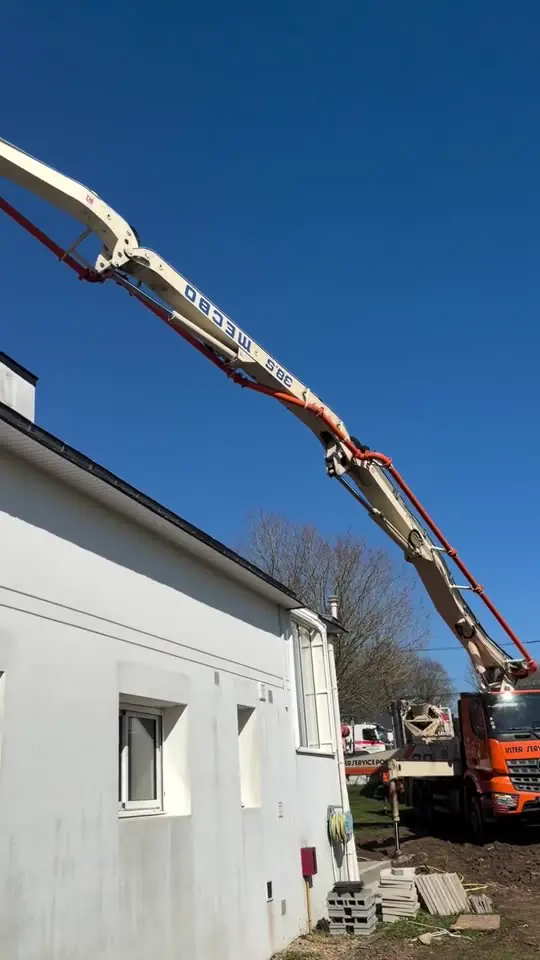 Coulage du béton au camion pompe sur un chantier Perrin Maçonnerie